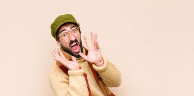 Genç, havalı sakallı adam öfkeyle bağırıyor kenardaki boşluğu kopyalasın diye.