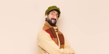 Genç sakallı, düşünceli, kuşkulu ve kafası karışık, farklı seçenekleri olan, hangi kararı vereceğini merak eden bir adam.