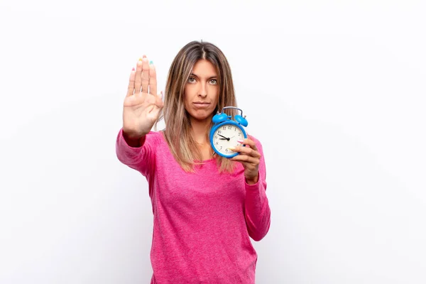 Junge Hübsche Frau Die Ernst Streng Unzufrieden Und Wütend Aussieht — Stockfoto