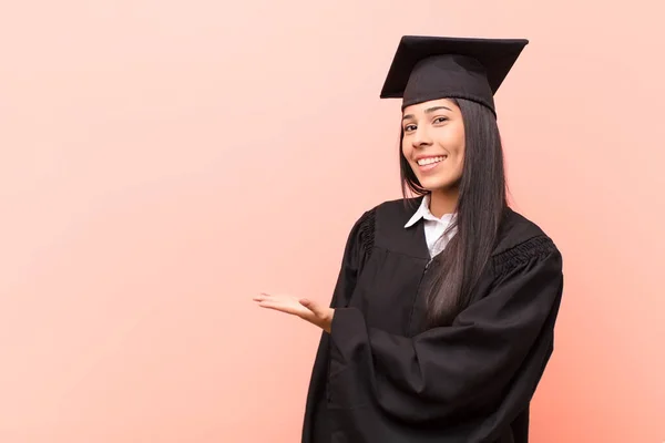Giovane Studentessa Latina Sorridendo Allegramente Sentendosi Felice Mostrando Concetto Spazio — Foto Stock