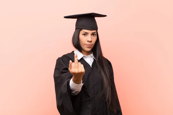 若いラテン系女性の学生は怒り いらいらし 反抗的で攻撃的で 中指を裏返し 反撃します — ストック写真