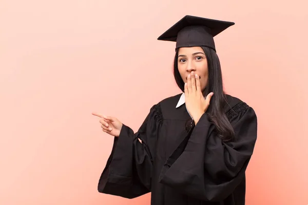 Jong Latijn Vrouw Student Zich Gelukkig Geschokt Verrast Voelen Bedekken — Stockfoto