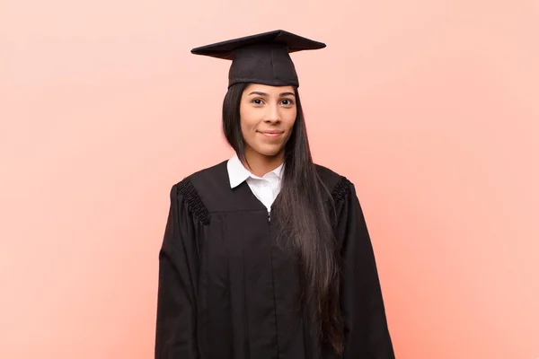 Ung Latinamerikansk Kvinna Student Ser Stolt Säker Cool Fräck Och — Stockfoto