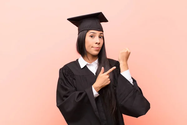 Jovem Estudante Latina Olhando Impaciente Com Raiva Apontando Para Relógio — Fotografia de Stock