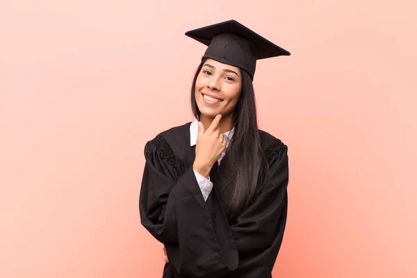 Ung Latinamerikansk Kvinna Student Ler Njuter Livet Känner Sig Lycklig — Stockfoto