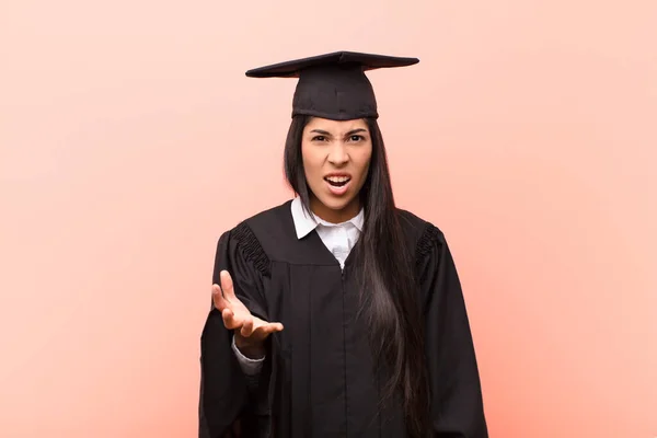 Młoda Latynoska Kobieta Student Patrząc Zły Zdenerwowany Sfrustrowany Krzyczy Wtf — Zdjęcie stockowe