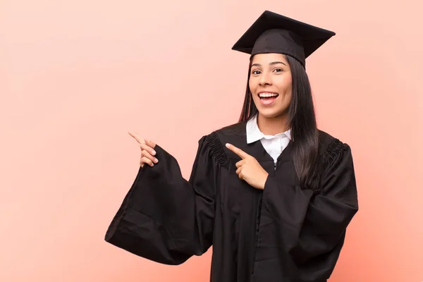 Mladá Studentka Latinky Pociťující Radost Překvapení Usmívající Šokovaným Výrazem Ukazující — Stock fotografie