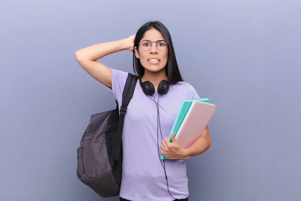 Jong Mooi Latin Student Vrouw Tegen Grijs Muur — Stockfoto