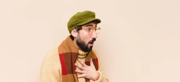 Joven Hombre Barbudo Fresco Sentirse Sorprendido Sorprendido Sonriendo Tomando Mano — Foto de Stock