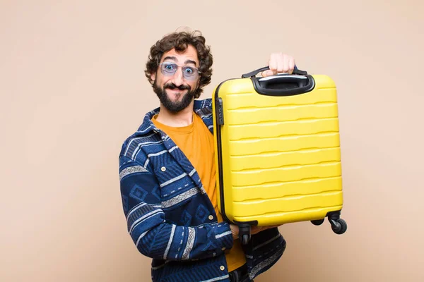 Jeune Homme Cool Fou Avec Une Valise Concept Voyage — Photo