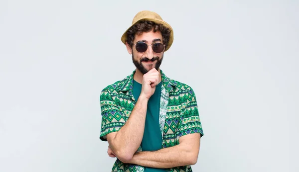 Joven Turista Mirando Feliz Sonriendo Con Mano Barbilla Preguntándose Haciendo —  Fotos de Stock