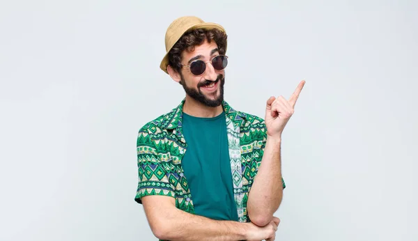 Joven Turista Sonriendo Felizmente Mirando Lado Preguntándose Pensando Teniendo Una —  Fotos de Stock