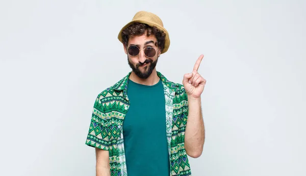 Young Tourist Man Feeling Genius Holding Finger Proudly Air Realizing — Stock Photo, Image