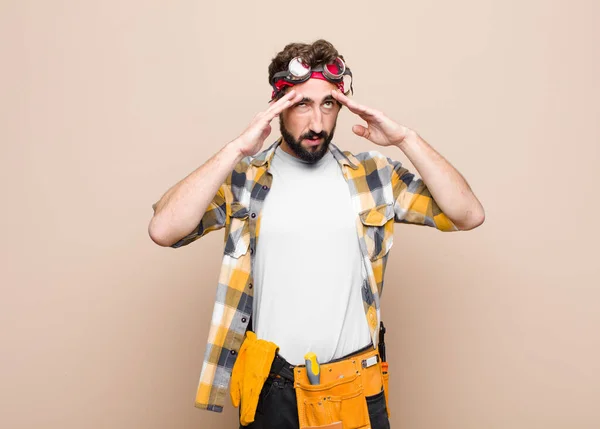 Joven Ama Llaves Mirando Estresado Frustrado Trabajando Bajo Presión Con — Foto de Stock