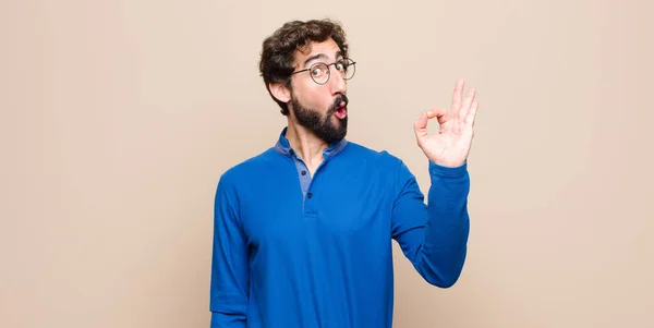 Jovem Homem Bonito Sentindo Feliz Relaxado Satisfeito Mostrando Aprovação Com — Fotografia de Stock