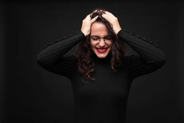 Ung Vacker Kvinna Känner Sig Stressad Och Frustrerad Lyfta Händerna — Stockfoto