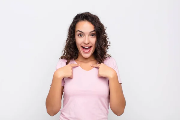 Joven Bonita Mujer Sintiéndose Feliz Sorprendida Orgullosa Apuntando Misma Con — Foto de Stock