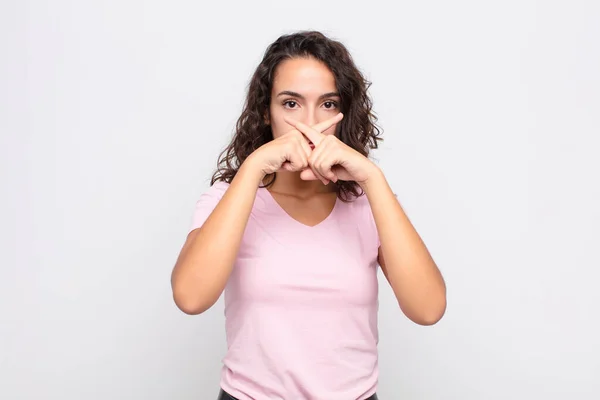 Jovem Bonita Mulher Olhando Sério Descontente Com Ambos Dedos Cruzados — Fotografia de Stock