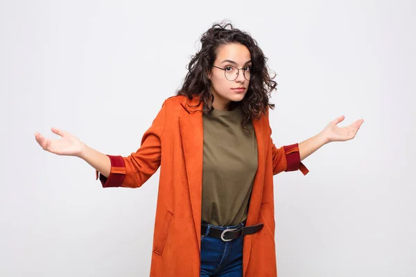 Jovem Mulher Bonita Sentindo Sem Noção Confuso Não Tendo Ideia — Fotografia de Stock