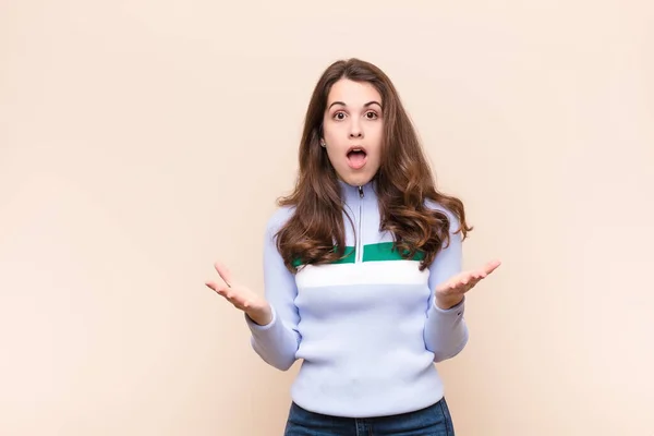 Young Pretty Woman Feeling Extremely Shocked Surprised Anxious Panicking Stressed — Stock Photo, Image