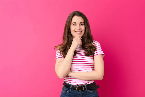 Giovane Bella Donna Che Sembra Felice Sorridente Con Mano Sul — Foto Stock