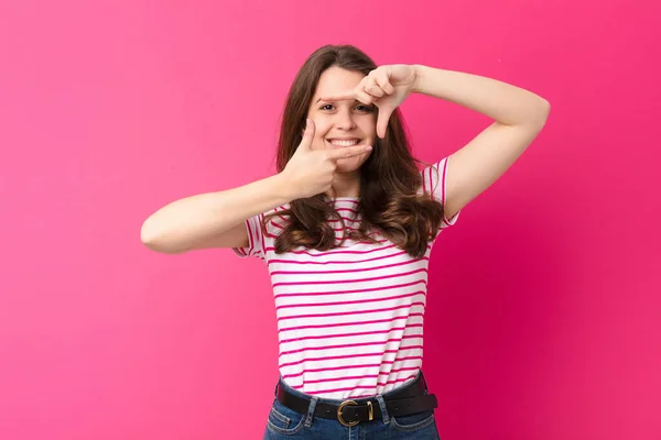 Ung Vacker Kvinna Känner Sig Glad Vänlig Och Positiv Ler — Stockfoto