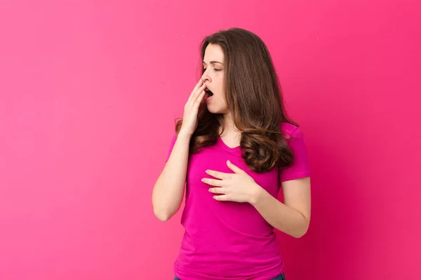 年轻漂亮的女人 清早懒洋洋地打呵欠 醒来了 看起来很困倦 疲倦了 靠着粉红的墙无聊极了 — 图库照片