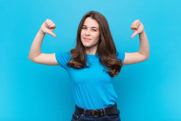 Jonge Mooie Vrouw Kijken Verdrietig Teleurgesteld Boos Duimen Naar Beneden — Stockfoto