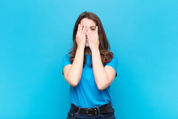 Junge Hübsche Frau Die Das Gesicht Mit Händen Bedeckt Mit — Stockfoto