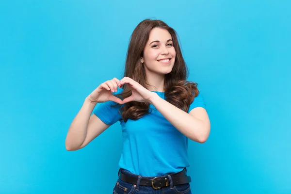 Jovem Mulher Bonita Sorrindo Sentindo Feliz Bonito Romântico Apaixonado Fazendo — Fotografia de Stock