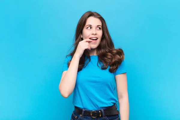 Young Pretty Woman Surprised Nervous Worried Frightened Look Looking Side — Stock Photo, Image