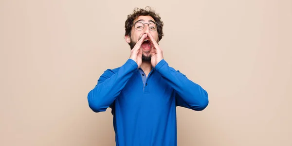 Jovem Homem Bonito Sentindo Feliz Animado Positivo Dando Grande Grito — Fotografia de Stock