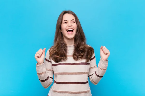 Jovem Mulher Bonita Sentindo Feliz Surpreso Orgulhoso Gritando Celebrando Sucesso — Fotografia de Stock