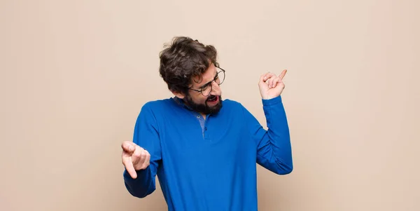 Joven Hombre Guapo Sonriendo Sintiéndose Despreocupado Relajado Feliz Bailando Escuchando —  Fotos de Stock