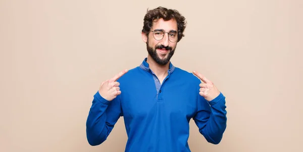 Jovem Bonito Homem Sorrindo Confiantemente Apontando Para Próprio Sorriso Largo — Fotografia de Stock