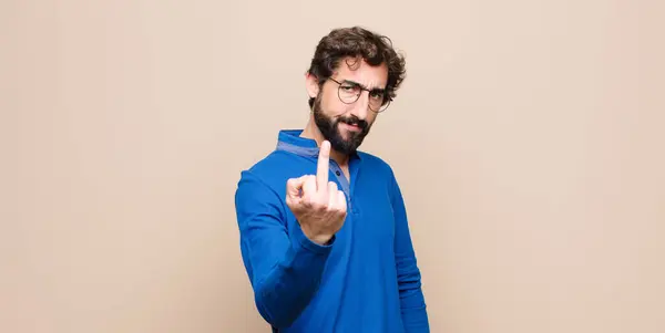 Jovem Homem Bonito Sentindo Irritado Irritado Rebelde Agressivo Lançando Dedo — Fotografia de Stock