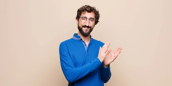 Jovem Bonito Homem Sentindo Feliz Bem Sucedido Sorrindo Batendo Palmas — Fotografia de Stock