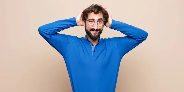 Jovem Bonito Homem Olhando Feliz Despreocupado Amigável Relaxado Desfrutando Vida — Fotografia de Stock