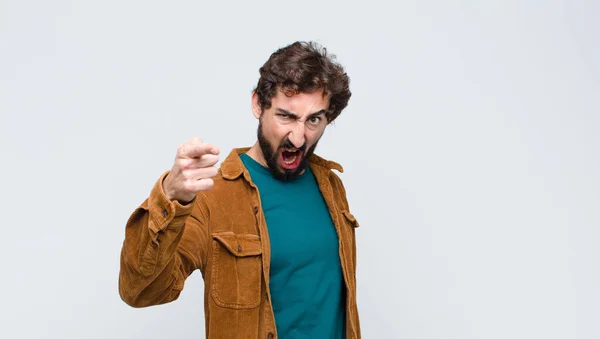 Junger Gutaussehender Mann Der Mit Wütendem Aggressivem Gesichtsausdruck Auf Die — Stockfoto