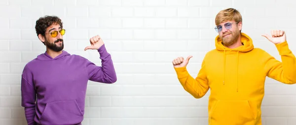 Jóvenes Hombres Frescos Sintiéndose Orgullosos Arrogantes Confiados Buscando Satisfecho Exitoso — Foto de Stock