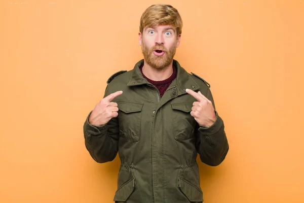 Junger Blonder Mann Der Sich Glücklich Überrascht Und Stolz Fühlt — Stockfoto