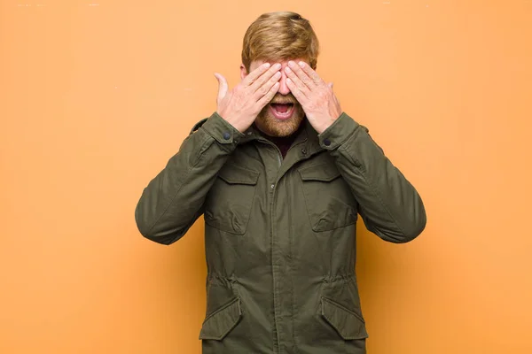 Ung Blond Man Ler Och Känner Sig Glad Täcker Ögonen — Stockfoto