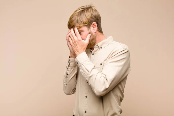 Joven Hombre Rubio Cubriendo Los Ojos Con Las Manos Con — Foto de Stock