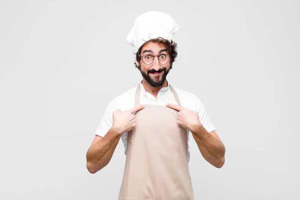 Joven Chef Loco Sintiéndose Feliz Sorprendido Orgulloso Apuntando Mismo Con — Foto de Stock