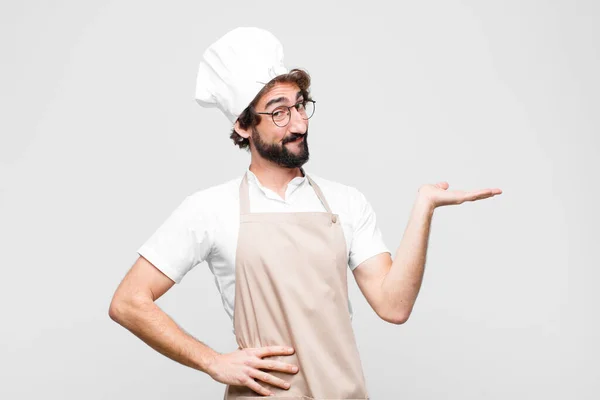 Joven Chef Loco Sonriendo Sintiéndose Seguro Exitoso Feliz Mostrando Concepto — Foto de Stock