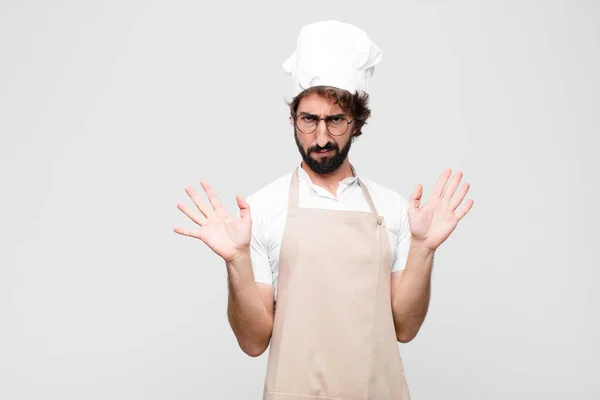 Joven Chef Loco Buscando Nervioso Ansioso Preocupado Diciendo Culpa Hice — Foto de Stock