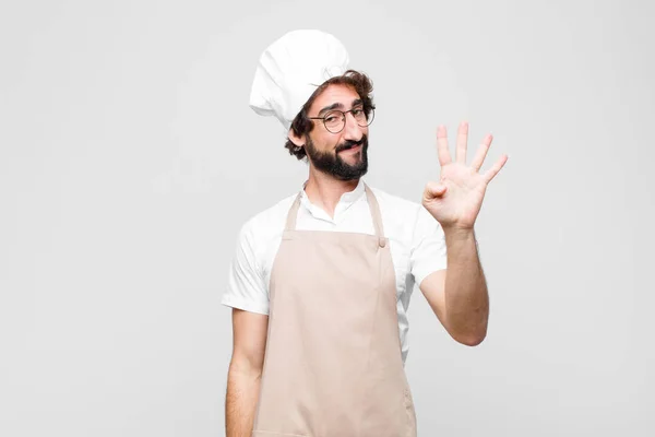 Joven Chef Loco Sonriendo Buscando Amigable Mostrando Número Cuatro Cuarto — Foto de Stock