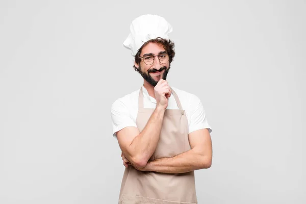 Joven Chef Loco Sonriendo Disfrutando Vida Sintiéndose Feliz Amigable Satisfecho — Foto de Stock