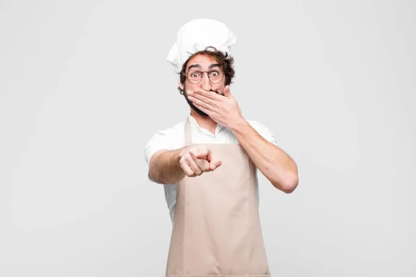 Joven Chef Loco Riéndose Usted Apuntando Cámara Burlándose Burlándose Usted — Foto de Stock