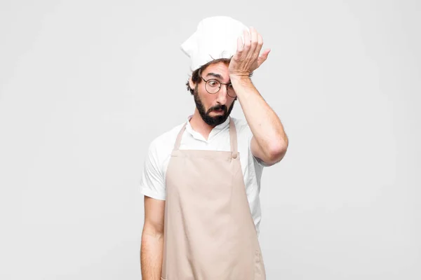 Giovane Chef Pazzo Alzare Mano Alla Fronte Pensando Oops Dopo — Foto Stock